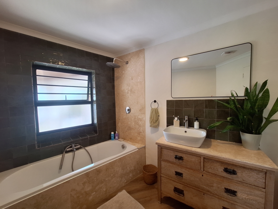 4 Bedroom Property for Sale in Wavecrest Eastern Cape